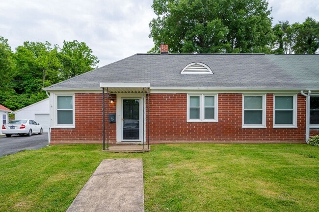 Building Photo - 3 Bed/1 Bath duplex
