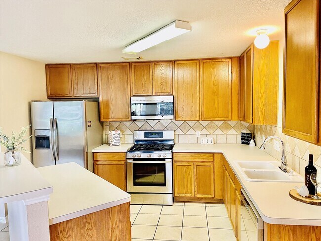 Building Photo - 17223 Shadow Ledge Dr