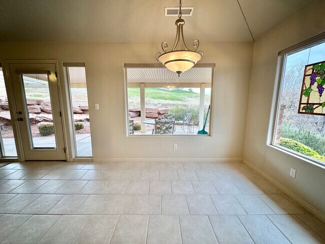 Building Photo - 3 Bedroom Home + an office on Southgate Golf Course.