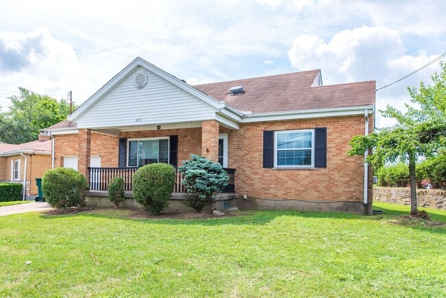 Building Photo - WESTWOOD-4 BEDROOM 2 BATH WITH OPEN FLOOR ...