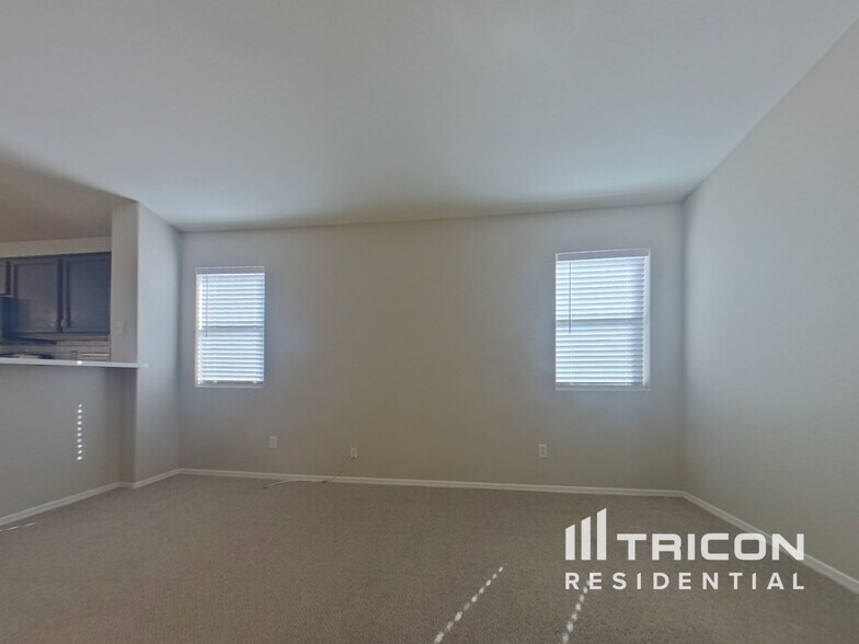 Building Photo - 10821 W Elm Ln