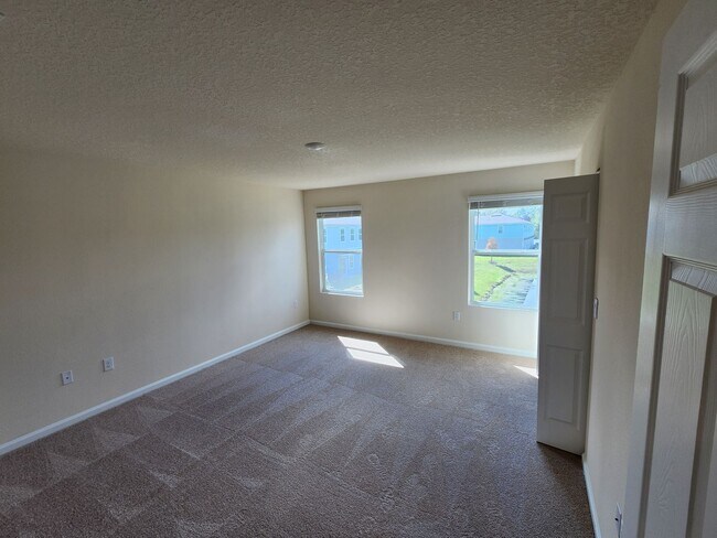 Building Photo - ***TWO WEEKS FREE*** Stunning 3 Bed 2.5 Bath Townhouse!