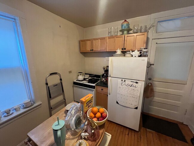 Building Photo - Huge One Bedroom in Irving Park