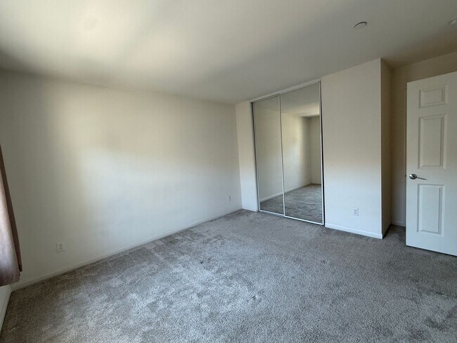 Building Photo - Luxury Townhome 3 level 2 car garage  modern kitchen must see charmer $3350