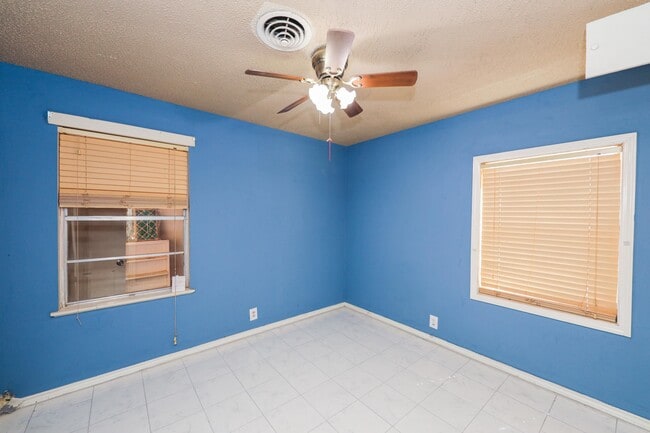Building Photo - 806 Bustamante St