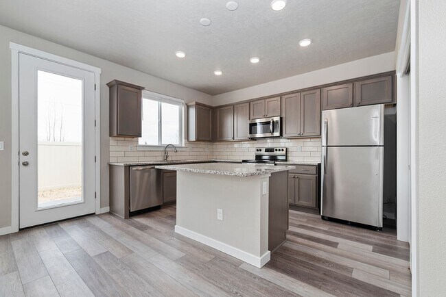 Building Photo - Charming & Modern Townhouse in Meridian!