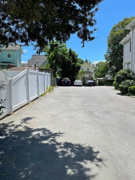 4 parking spaces - 229 Chapel St