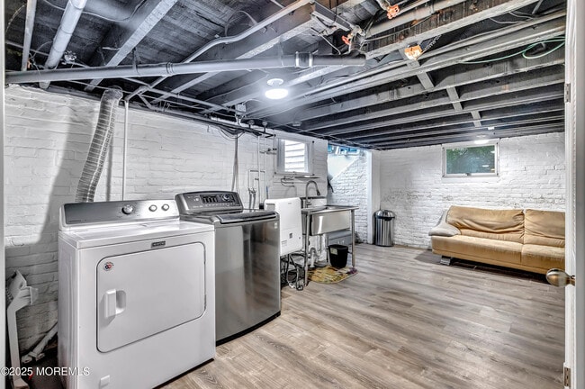 Building Photo - A370 E Main St