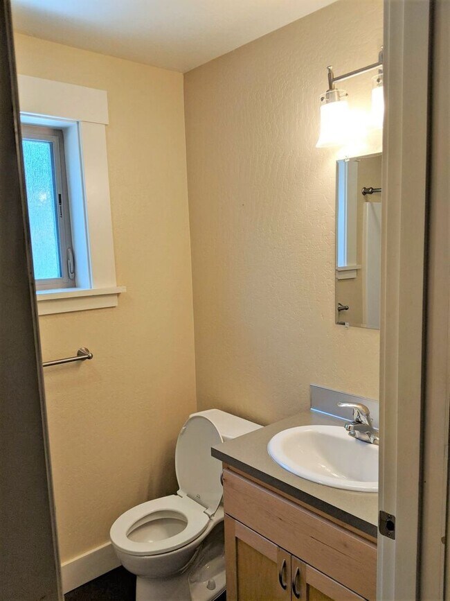Building Photo - Updated 3 bedroom/3 bathroom duplex at E. ...