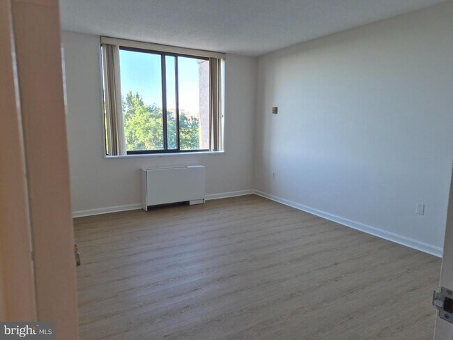 Building Photo - 3705 S George Mason Dr