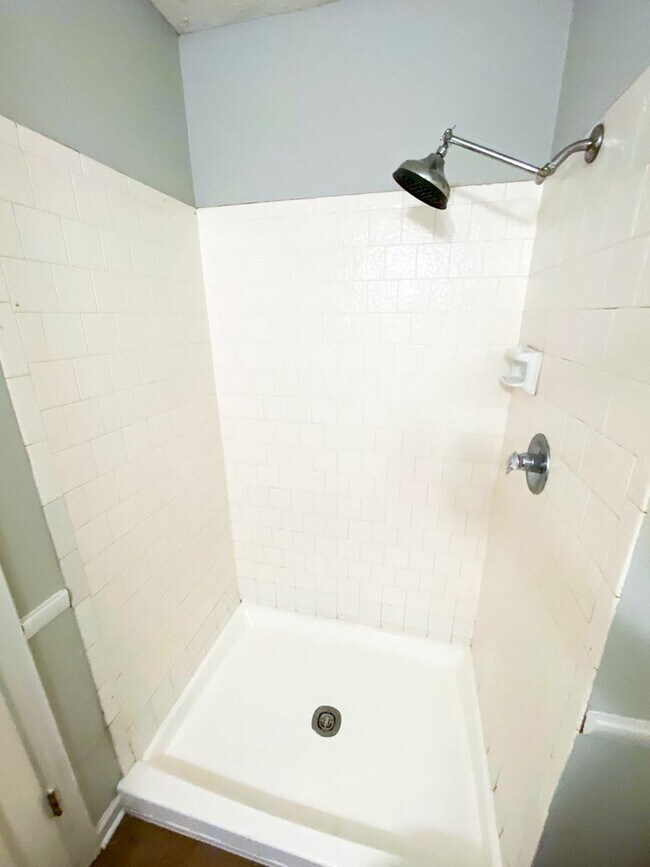 Building Photo - Beautiful 4 Bedroom 2 Bath