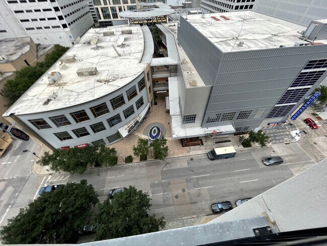 Building Photo - 2 Bed condo in downtown Houston