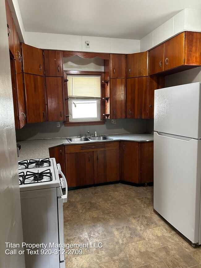 Primary Photo - 422 E Irving Ave