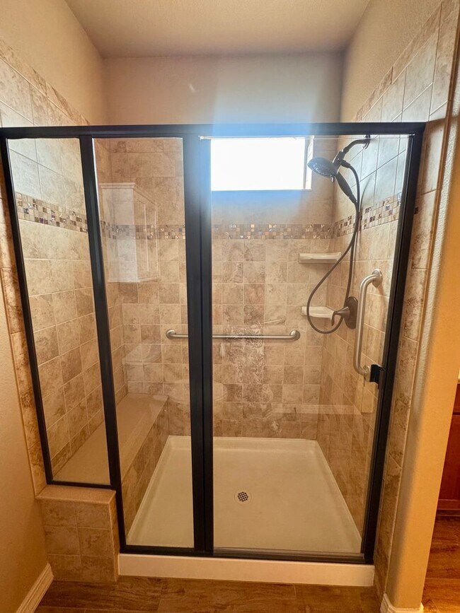Building Photo - Gorgeous 4 Bedroom Townhome in Briargate