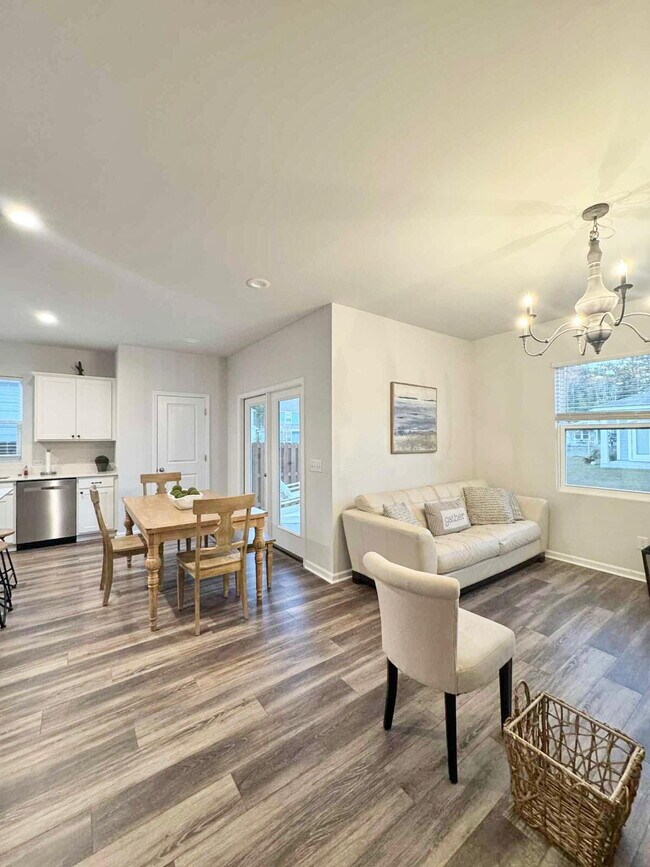 Building Photo - Fully furnished Executive Rental. Located in the Heartwood Neighborhood in Richmond Hill