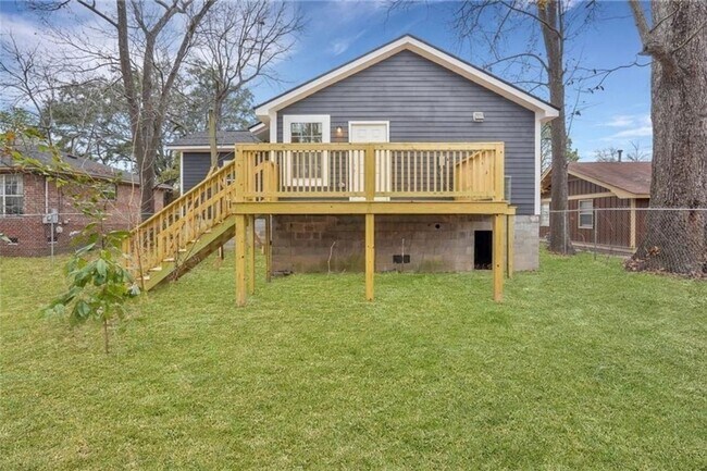 Building Photo - Live Near It All! 3 Bedroom Home in Midtown Savannah