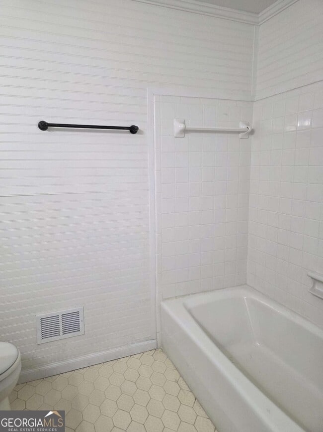 Building Photo - 490 Village Green Ct SW