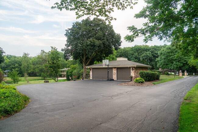 Building Photo - 208 Brookdale Ln