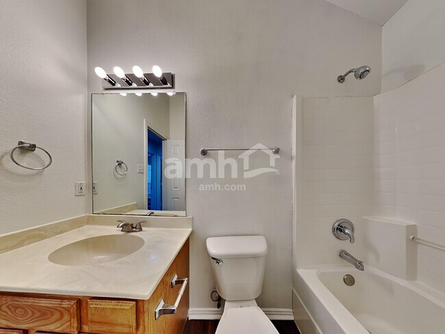 Building Photo - 221 Willow Creek Dr
