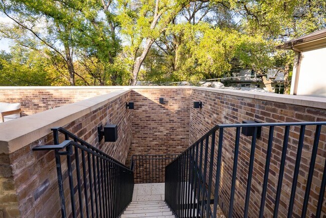 Building Photo - 1501 Rockmoor Ave