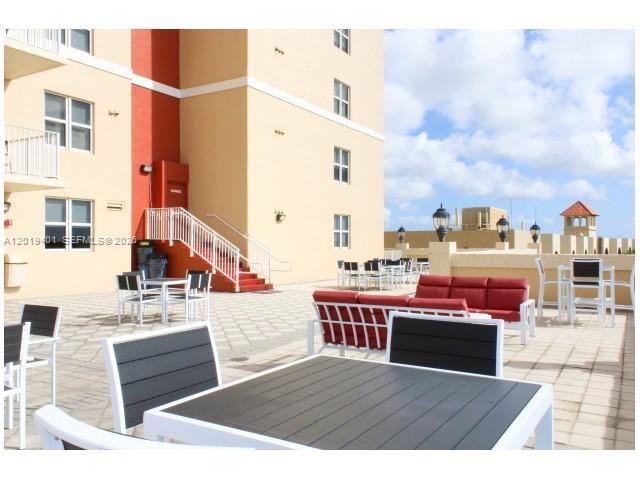 Building Photo - 9601 Fontainebleau Blvd