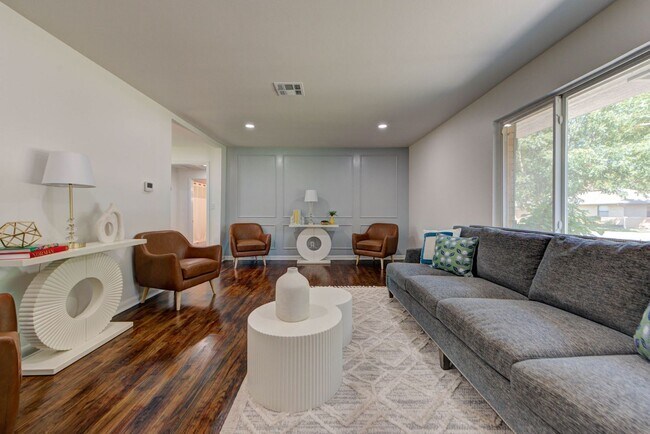 Building Photo - Fully Renovated 4 Bed, 2 Bath Just Minutes from Campus