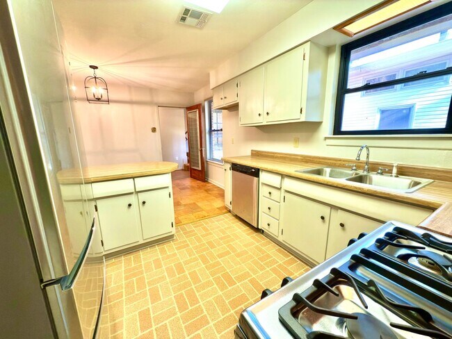Building Photo - 424 Highland Park Dr