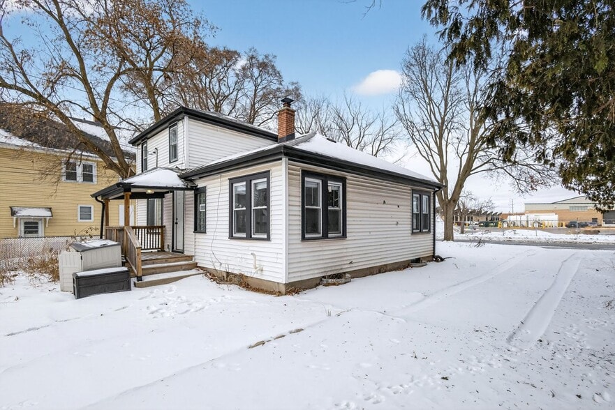 Building Photo - 1631 W Custer Ave