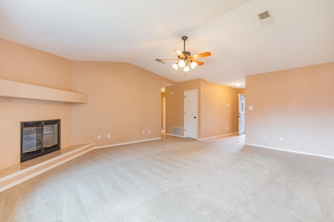Building Photo - 3 Bedroom 2 Bath Home