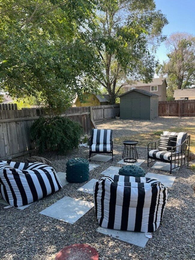 Building Photo - ? **Charming Single-Level Home Just Minute...