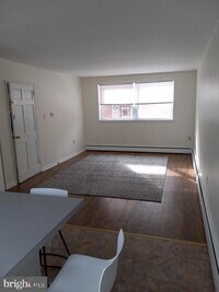 Building Photo - 901 E Pleasant Ave