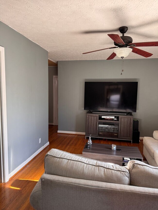 Building Photo - 2 Bedroom with Possible 3rd || 1 Bathroom - Single Family Home