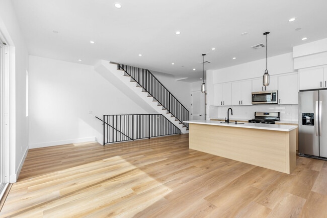 Building Photo - 603 N Harvard Blvd