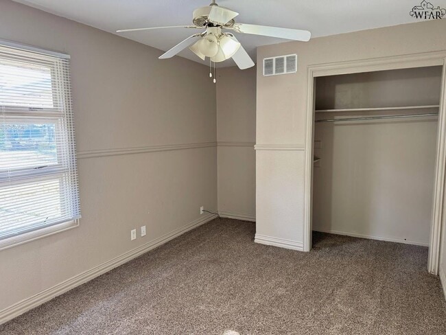 Building Photo - 703 Pecan St