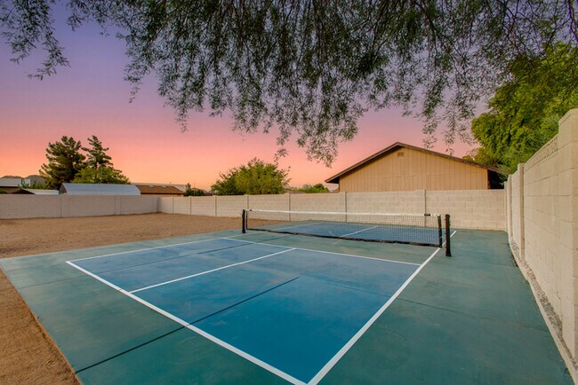 Building Photo - Beautiful 4 Bedroom, 3 Bath Home on an Oversized 18,000 Sq Ft Lot