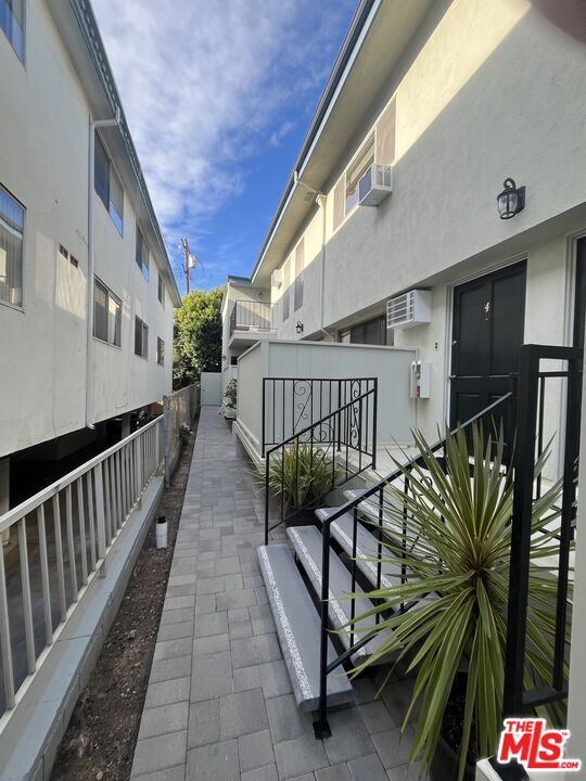 Building Photo - 11937 Darlington Ave