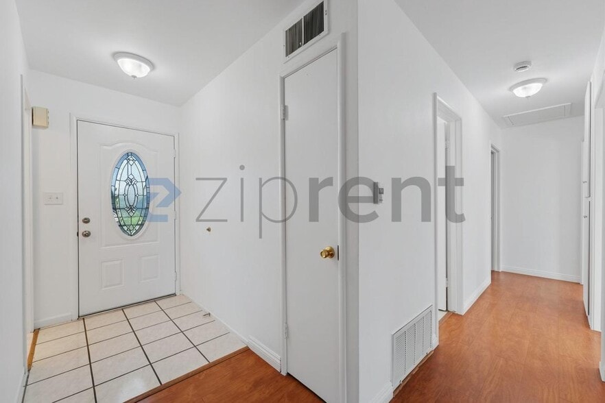 Building Photo - Unit