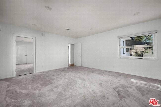 Building Photo - 157 S Elm Dr