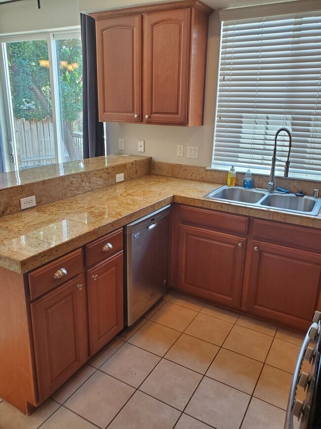 Building Photo - 4 Bedrooms in Gated Community