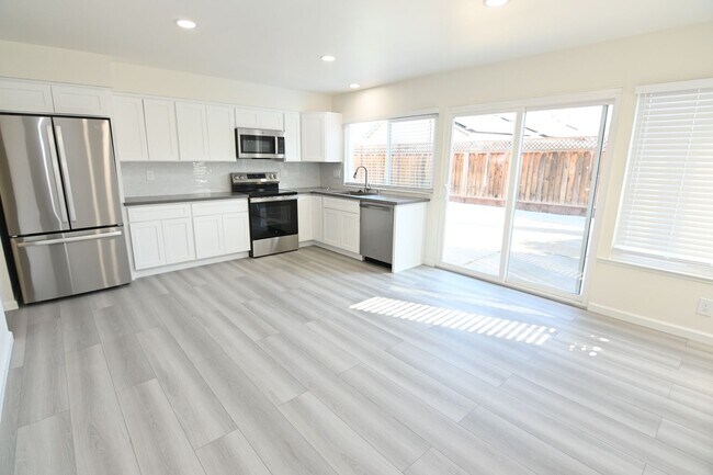 Building Photo - Beautiful 4-Bedroom, 2-bath, fully remodeled home in a prime location. Won’t Last Long!