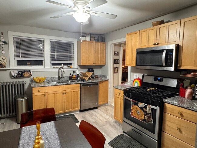 Building Photo - 325 3rd St