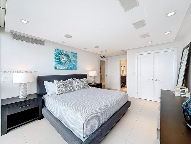 Building Photo - 2715 N Ocean Blvd