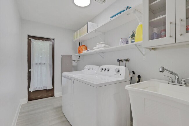 Building Photo - 758 103rd Ave N