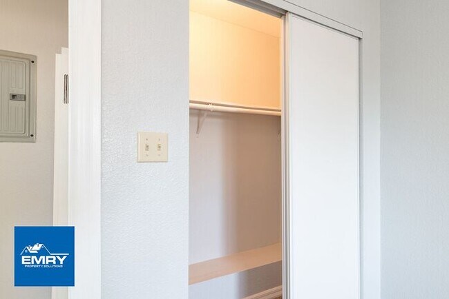 Building Photo - Gated/Secure 3 bed, w/ 2 Parking Spaces, Washer/Dryer Hookups
