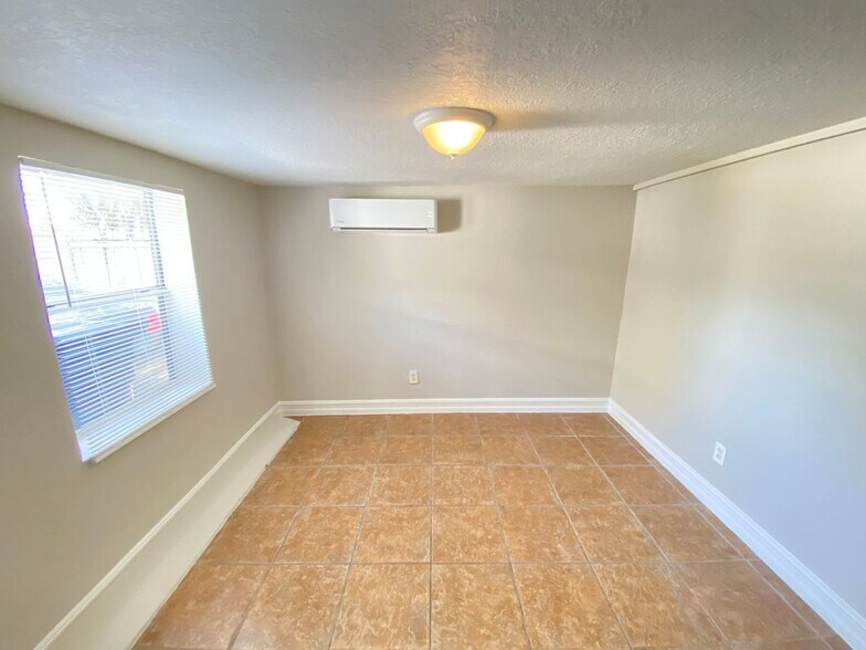 Building Photo - 812 W Livingston St