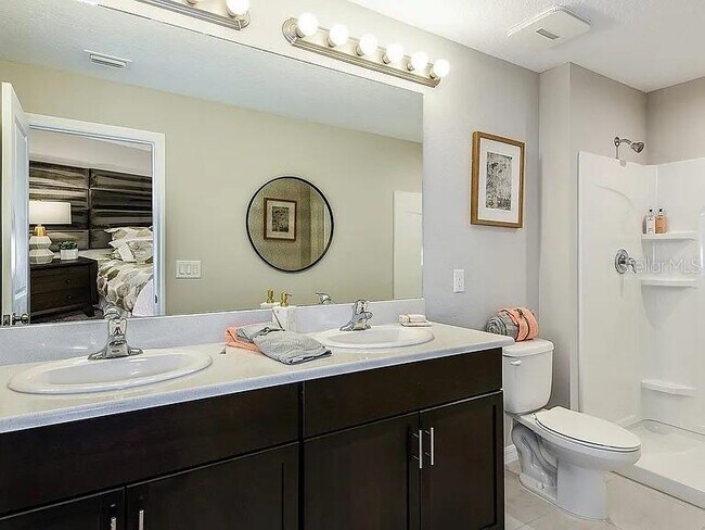 Building Photo - 10557 Oakside Dr