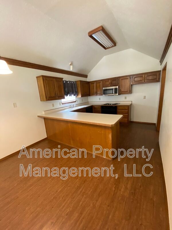 Building Photo - P2-1Q- 7704 S. Hudson Ave