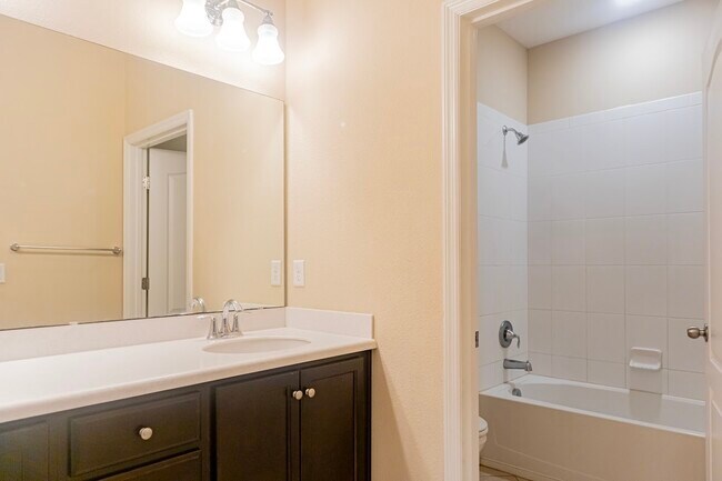 Building Photo - 10104 Bedford Lakes Ct