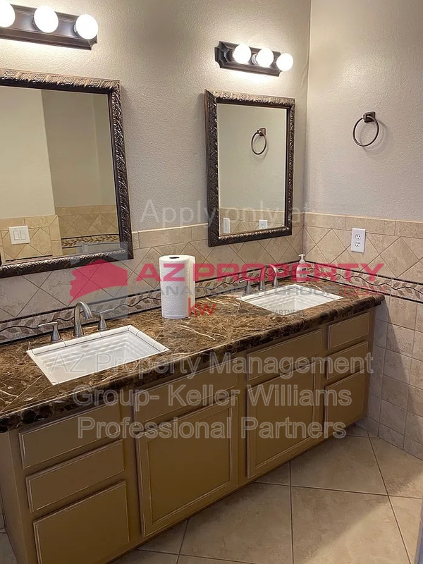 Building Photo - 12725 W Palm Ln