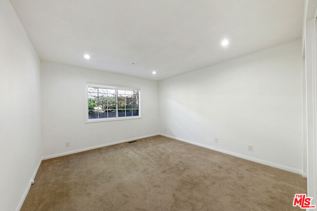 Building Photo - 31763 Cottontail Ln